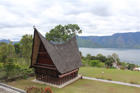 Pesona Tugu Toga Sinaga Urat Samosir