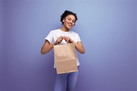 Jovem morena latina trabalha em um serviço de entrega e distribui