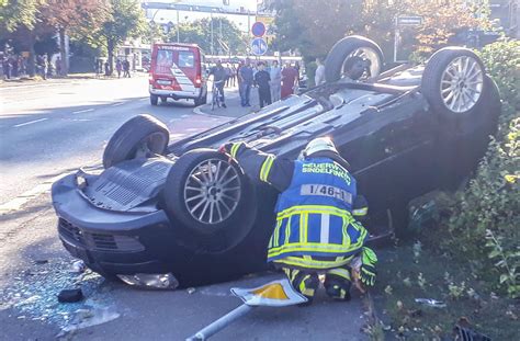 Sindelfingen Auto Berschl Gt Sich Drei Verletzte