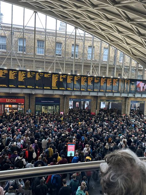 Commuters are complaining about city thameslink station overcrowding today 15