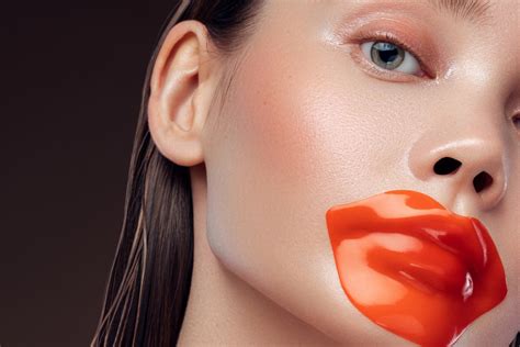 ¿cómo Exfoliar Los Labios Correctamente Y Cada Cuánto Hacerlo Glamour