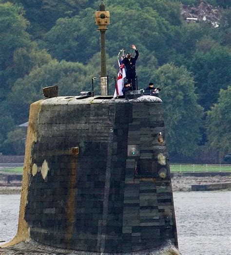 The Vanguard-class nuclear-powered submarine carrying Trident II (D5 ...