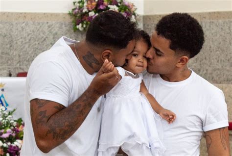 Casal Gay Batiza Filha Na Igreja Viraliza Nas Redes Sociais E Recebe Ataques