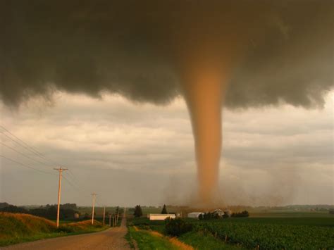 What It’s Like to Live in the Tornado Alley During the Tornado Season | Design Solid