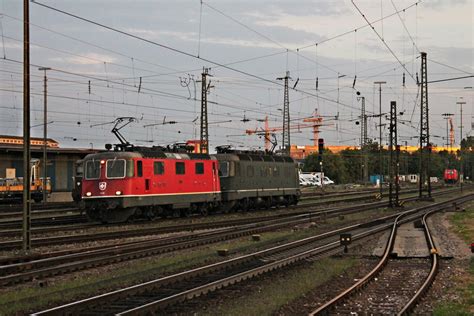 Durchfahrt Am Morgen Des 04 08 2015 Von SBB Cargo Re 4 4 11326 Zusammen