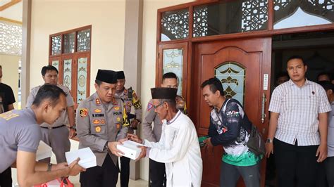 Polres Serang Gelar Warung Jumat Barokah Bagikan Nasi Kotak Kepada