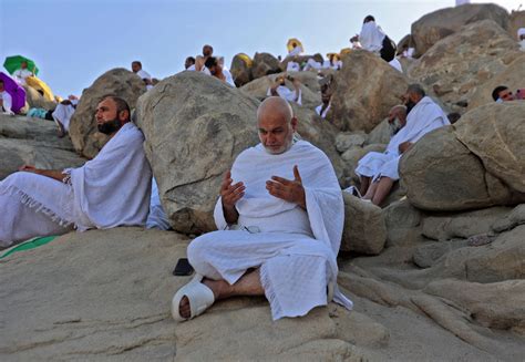 En Arabie Saoudite Les P Lerins Du Hajj Prient Sur Le Mont Arafat