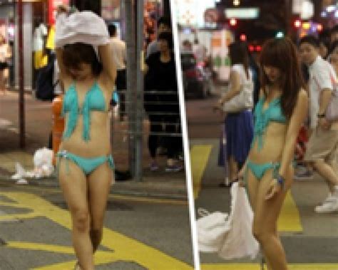 Hot girl vô tư cởi phăng xiêm y khoe thân trên phố