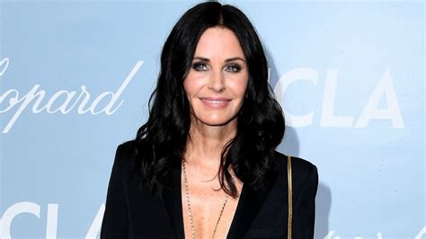 Courteney Cox Hilariously Recreates Iconic 'Friends' Scene -- Watch