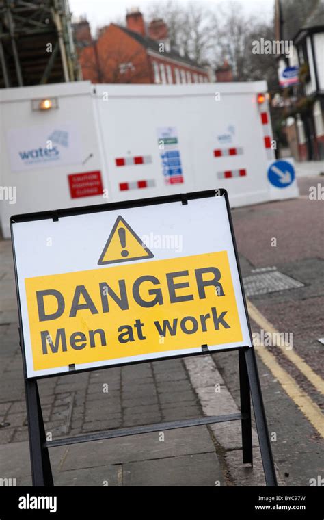 Men working road sign hi-res stock photography and images - Alamy