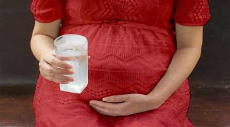 Ketahui Dampak Ibu Hamil Minum Air Dingin