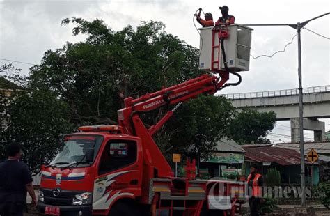 Perbaikan Lampu Jalan Kota Palembang Foto 1 1988387 TribunNews