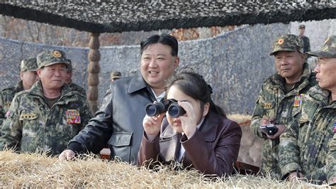 Kim Jong Un Supervisa Ejercicios Miliares Junto A Su Hija Y Pide