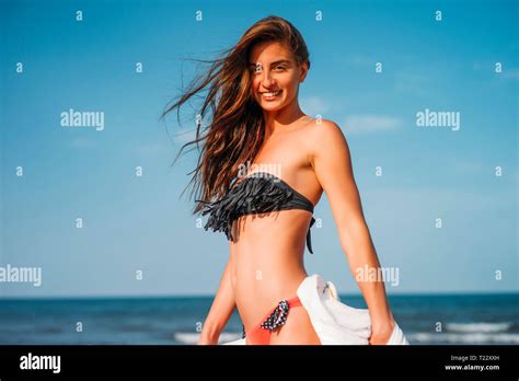 Jeunne bikini femme sur la plage Banque de photographies et dimages à haute résolution Alamy