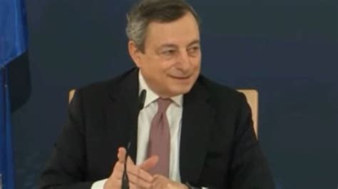 Il Premier Mario Draghi Interrotto Da Un Pavone Arriva La Domanda Video