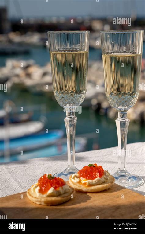 Paarung Von Kleinen Blinis Mit Saurer Creme Und Gesalzenem Lachs Roten