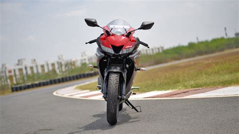 Yamaha Yzf R V Compare Bike Photos Overdrive