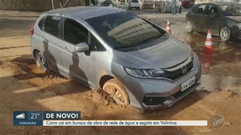 Carro Cai Em Buraco Aberto Em Valinhos Para Obras Em Rede De Gua E