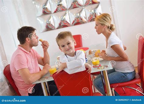 La Familia Desayuna Sano En Casa Imagen De Archivo Imagen De Leche