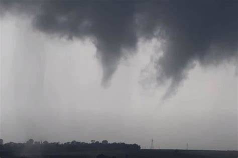 Vídeo meteorologista flagra formação de tornado no interior do Paraná