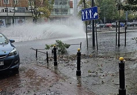 Zalane Ulice Gara E I Powalone Drzewa W Warszawie