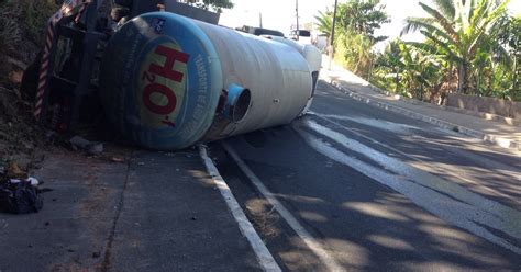 G1 Caminhão pipa que transportava água tomba no bairro da Gruta em