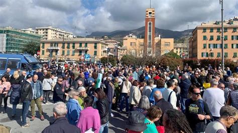 Genova Terminato Il Corteo Nel Ponente In Migliaia Per Dire No All