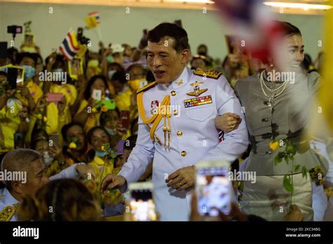 El Rey Maha Vajiralongkorn Y La Reina Suthida De ThailandÂ Saludan A