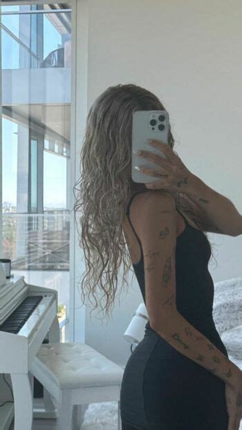 Nessa Barrett Moonologues Nessabarrett Nude Onlyfans The