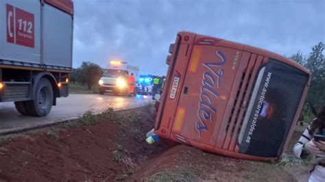 Cuatro Menores Heridos Tras Volcar Un Autob S Escolar Con Ni Os En