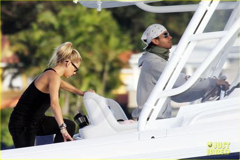 Anna Kournikova And Enrique Iglesias Kissing