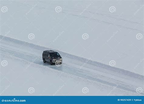 Passeios Fora De Estrada Do Carro No Gelo Do Lago Baikal Imagem De