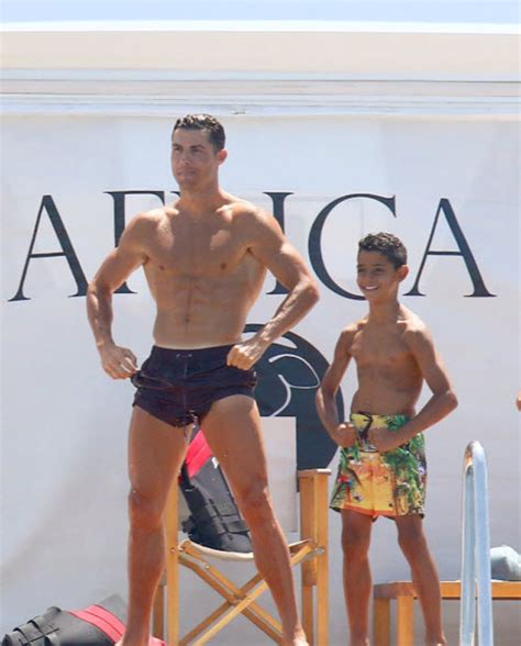 Ronaldo cùng bồ xinh du hí Chàng khoe bụng múi nàng diện bikini nóng bỏng