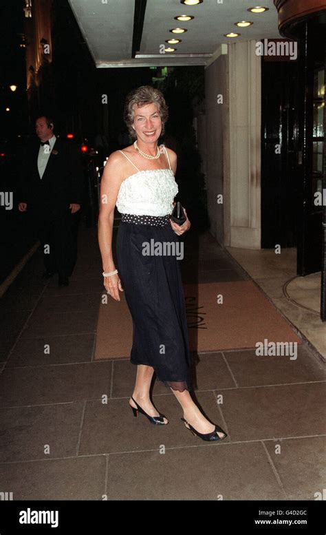 Der Ehemalige Wimbledon Champion Virginia Wade Kommt Im Wimbledon Ball