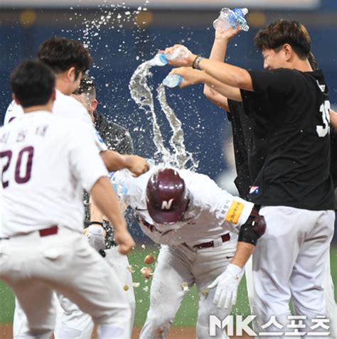 끝내기 김하성 이런 물벼락 처음이야 Mk포토 네이트 스포츠