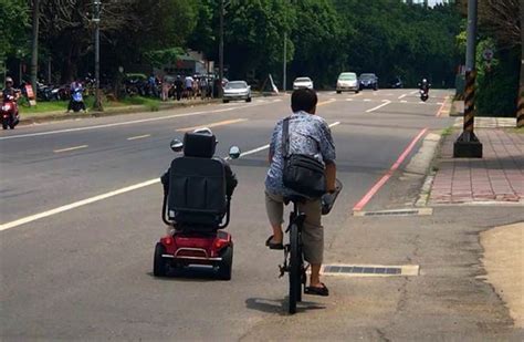 桃園老翁騎電動車沒電 警協助並找到兒子 社會 中時