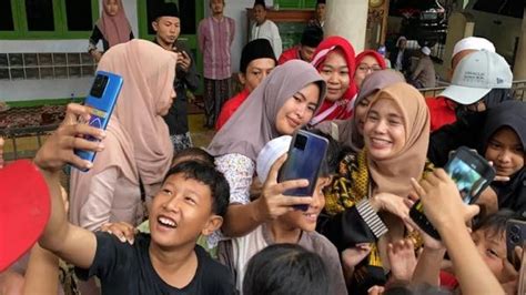 Siti Atikoh Safari Politik Ke Banten Kunjungi Kediaman Abuya Muhtadi