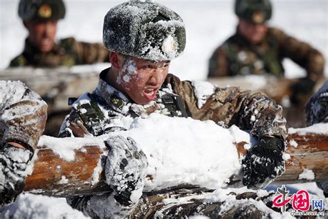 黑河边防战士零下15度卧雪挑战极限变“冰人” [组图] 图片中国 中国网