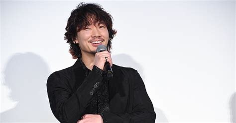 綾野剛、“紅”色のニューヘアカラー披露「どうにも紅に寄っていってしまう」：マピオンニュース