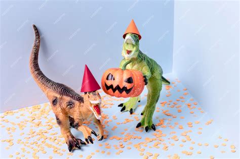 Free Photo Close Up Spooky Halloween Toys With Confetti