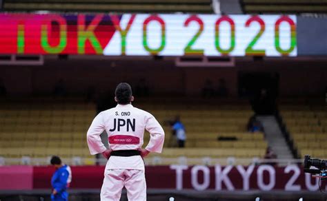 ＜東京五輪・柔道柔道男子73キロ級＞金メダルの大野将平は畳から引き揚げる前にしばらく感傷に浸る（撮影・小海途 良幹） ― スポニチ Sponichi Annex スポーツ