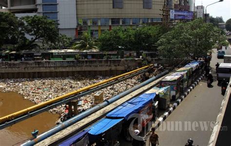 Sampah Di Jembatan Kanal Banjir Barat Foto 2 405641