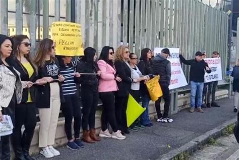 Terra Dei Fuochi Decine Di Manifestanti Davanti A Tribunale Tiscali