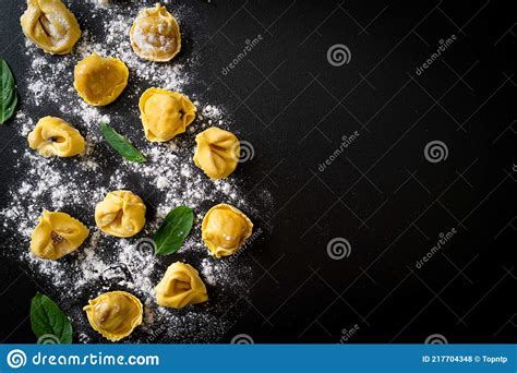 Pasta Tradicional Italiana Tortellini Foto De Archivo Imagen De