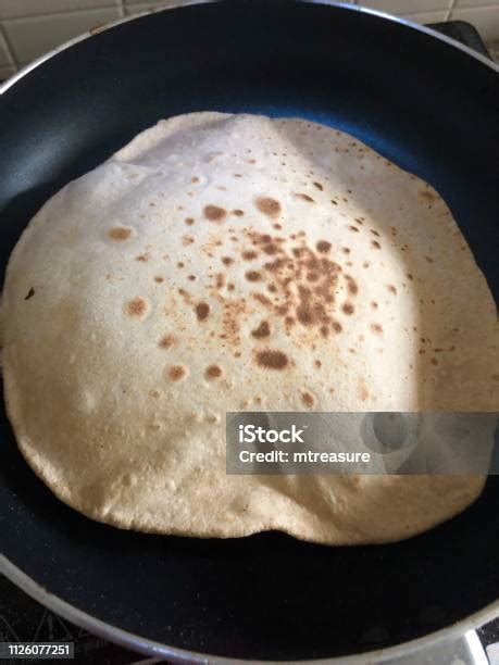 Gambar Roti Mengembang Chapatti Memasak Di Dapur Foto Wajan Nonstick