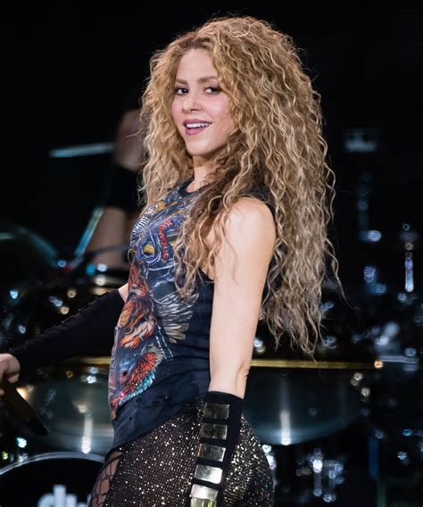 "Natural Beauty of Shakira: Stepping into the Iconic Allure"