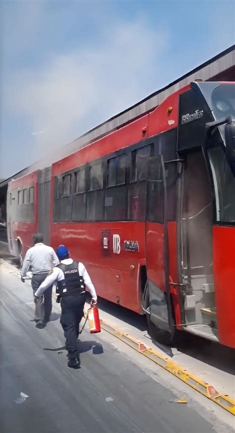 La Jornada Unidad del Metrobús presenta falla mecánica