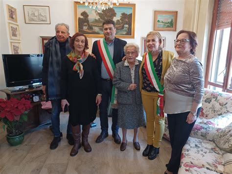Latina Targa Per I Anni Della Signora Anita Grossi