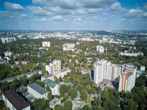 Vista aérea do drone sobrevoando a cidade kishinev moldova república de