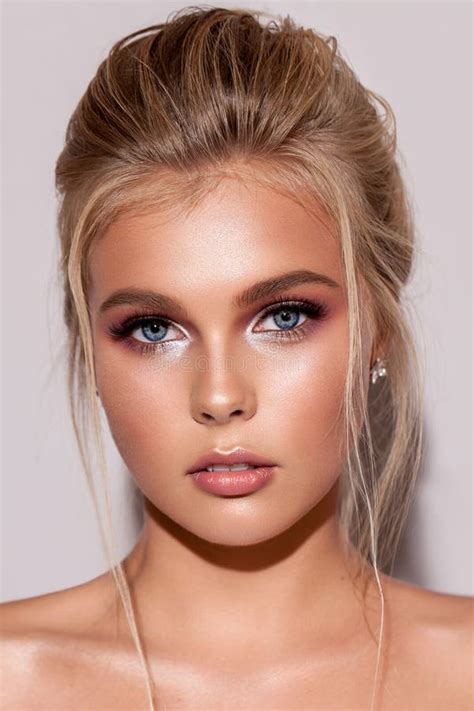 Jeune Fille Blonde Au Maquillage Nuptial Doux Peau Parfaite Riches Coups De Fouet Et Serrures